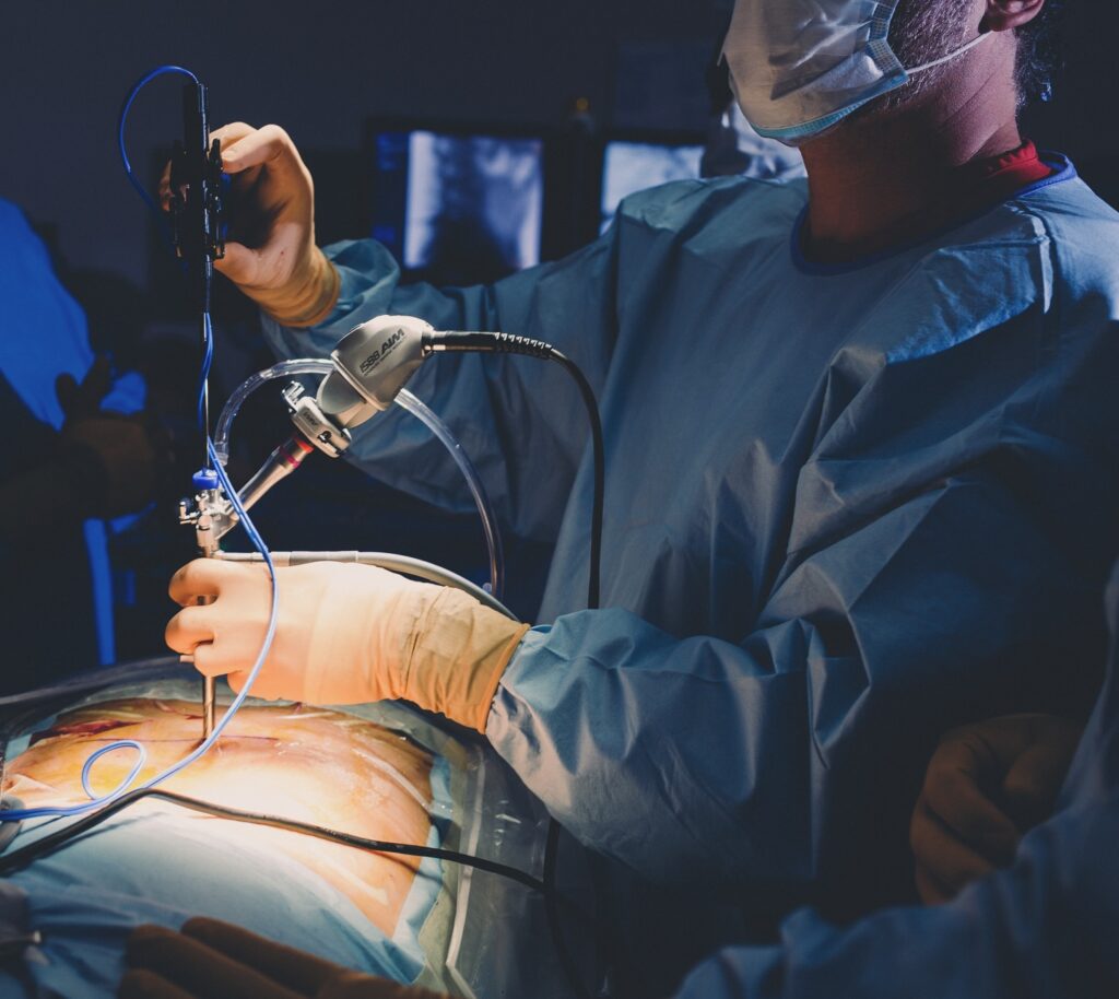 ortopedista realizando endoscopia de columna para hernia de disco en tijuana